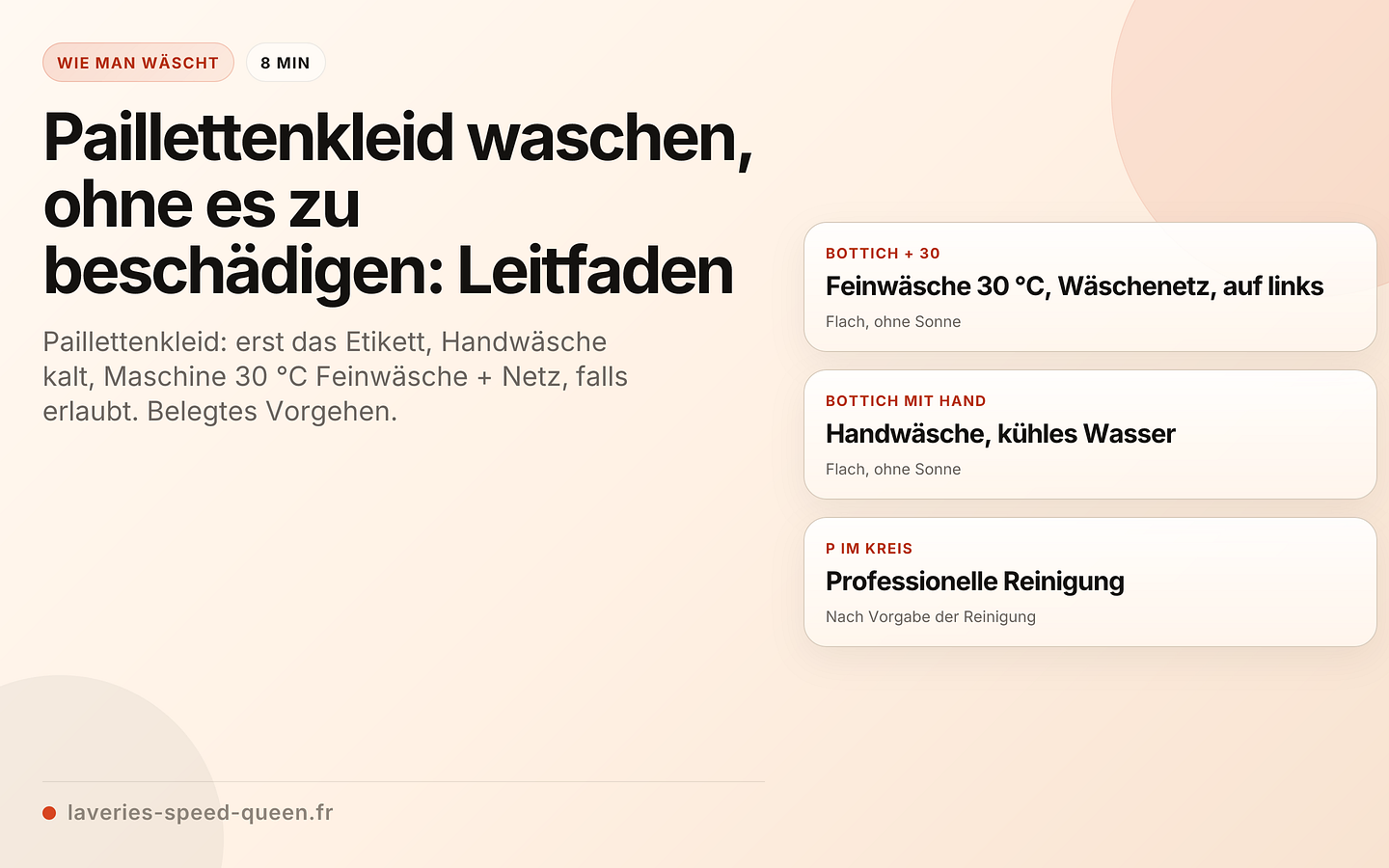 Paillettenkleid flach auf einem Frottee-Handtuch ausgebreitet, daneben ein Wäschenetz und ein mildes Waschmittel