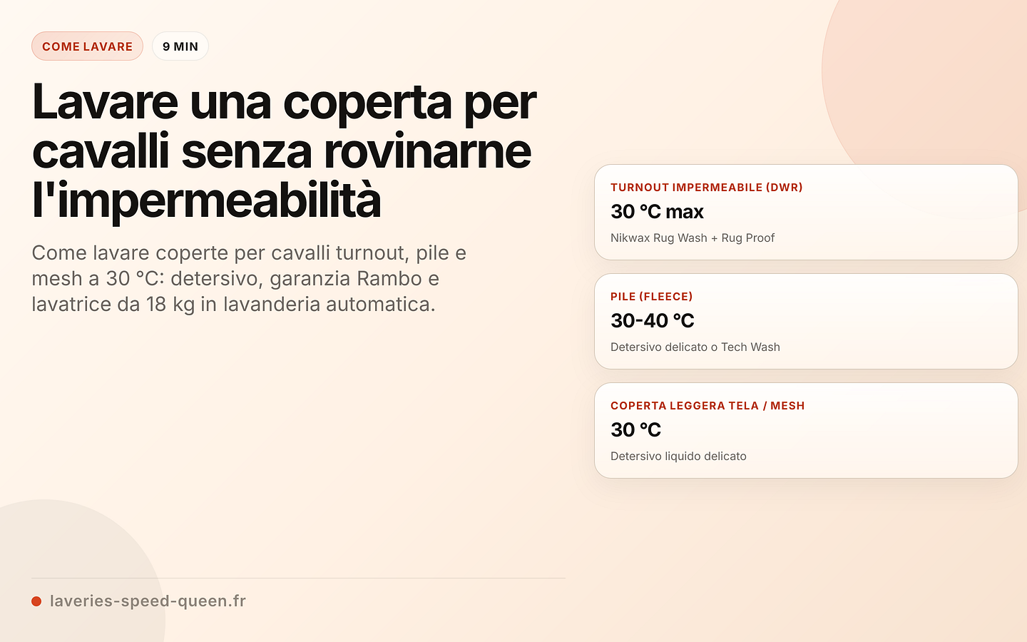 Coperta per cavalli piegata davanti a una lavatrice di grande capacità in una lavanderia automatica