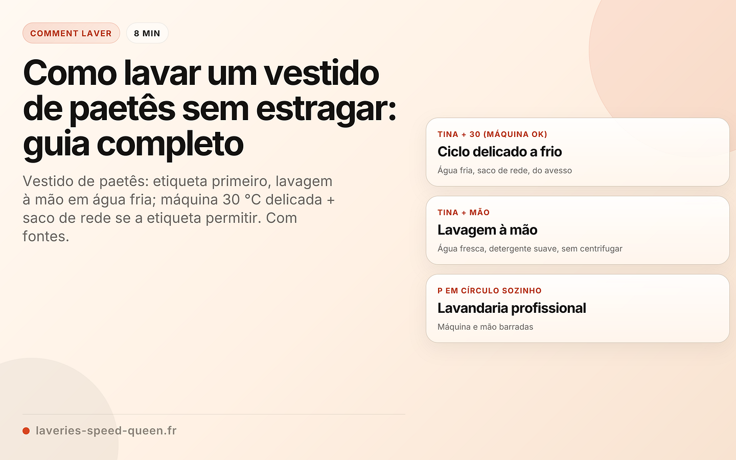Vestido de paetês estendido sobre uma toalha turca ao lado de um saco de rede e de um detergente suave
