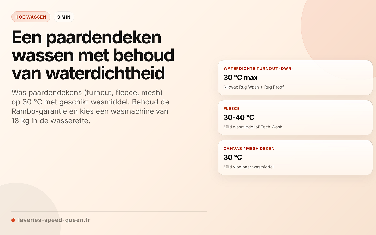 Opgevouwen paardendeken voor een wasmachine met grote capaciteit in een wasserette